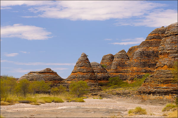 Blick von einem ausgetrockneten Flussbett auf die Dome des Purnululu (Bungle Bungle) NP (Westaustralien)<br />Nikon D200 mit AF-S DX NIKKOR 17-55 mm 1:2,8G