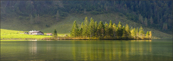 Panorama der Salet-Alm am Ende des K�nigssees im Morgenlicht<br />Nikon D3x mit AF-S NIKKOR 24-70 mm 1:2,8G ED