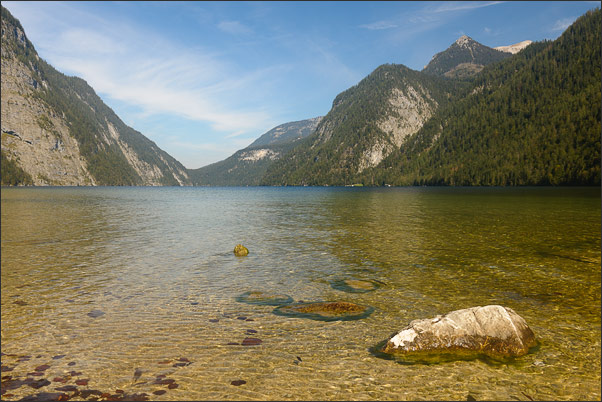 Blick �ber den K�nigssee mit Felsen im Vordergrund. Manchmal darf der Horizont dann doch in die Bildmitte<br />Nikon D3x mit AF-S NIKKOR 24-70 mm 1:2,8G