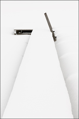 Tief verschneiter Badesteg am zugefrorenen Seeoner See (Chiemgau)<br />Nikon D3x mit AF-S NIKKOR 24-70 mm 1:2,8G