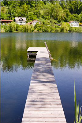 Der gleiche Badesteg im Sommer am Seeoner See (Chiemgau)<br />Leica S2 mit Leica Summarit-S 1:2,5/70 mm ASPH. (CS)