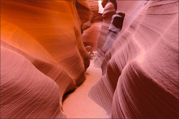 Je nach Lichteinfall k�nnen die Felsw�nde im Lower Antelope Canyon, Arizona (USA) orange oder rosa leuchten<br />Nikon D3x mit AF-S NIKKOR 24?70 mm 1:2,8G ED