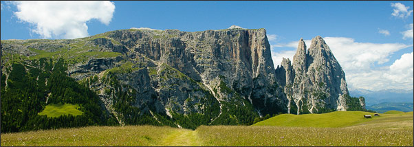 Panorama des Schlerns auf der Seiser Alm<br />Nikon D200 mit AF-S DX NIKKOR 17-55 mm 1:2,8G
