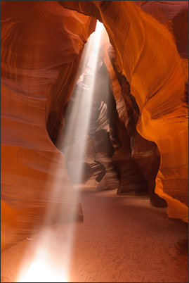 Lichtstrahl im Upper Antelope Canyon, Arizona (USA)<br />Nikon D3x mit AF-S NIKKOR 24-70 mm 1:2,8G