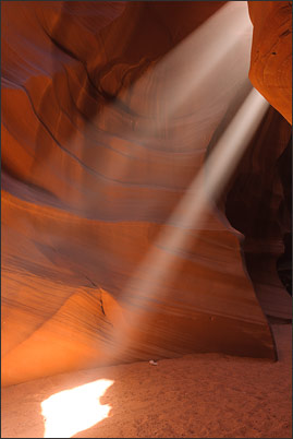 Lichtstrahl im Upper Antelope Canyon, Arizona (USA)<br />Nikon D3x mit AF-S NIKKOR 24-70 mm 1:2,8G