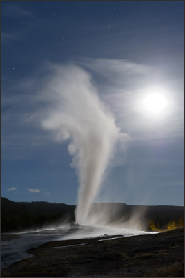 Eruption des Old Faithfull Geysirs im Mondlicht, Yellowstone Nationalpark (USA). Langzeitbelichtung von 8 sek<br />Nikon D3s mit AF-S NIKKOR 24?70 mm 1:2,8G ED
