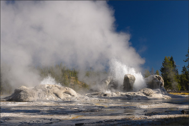 Eruption des nicht vorhersagbaren Grotto Geysirs im Yellowstone Nationalpark (USA).<br />Nikon D3x mit AF-S NIKKOR 24?70 mm 1:2,8G ED
