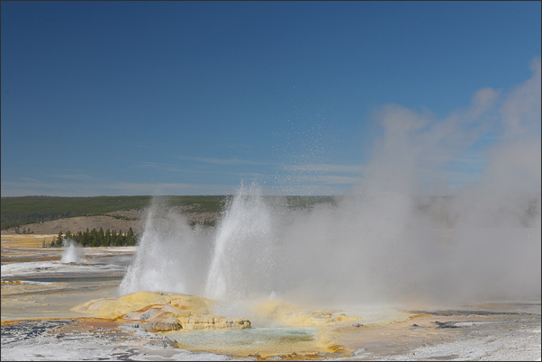 Der Clepsydra Geyser im Yellowstone Nationalpark (USA) bricht permanent aus.<br />Nikon D3x mit AF-S NIKKOR 24?70 mm 1:2,8G ED