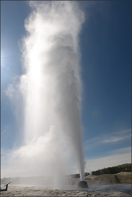 Beehive Geyser mit seiner �ber 60 m hohen Eruption im Yellowstone Nationalpark (USA).<br />Nikon D3x mit AF-S NIKKOR 24?70 mm 1:2,8G ED