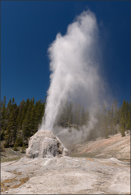 Lone Star Geyser im Fr�hjahr im Yellowstone Nationalpark (USA).<br />Nikon D3x mit AF-S NIKKOR 24?70 mm 1:2,8G ED