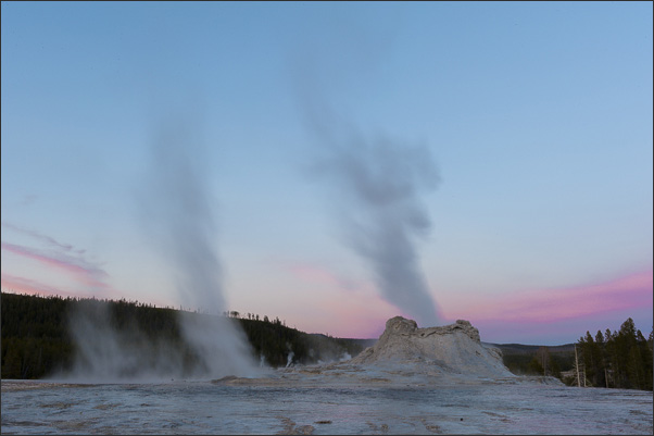 Castle Geyser vor Abendhimmel im Yellowstone Nationalpark (USA).<br />Nikon D3s mit AF-S NIKKOR 24?70 mm 1:2,8G ED