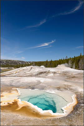 Heart Spring mit Lion Geysir im Hintergrund (Yellowstone Nationalpark, USA).<br />Nikon D3x mit AF-S NIKKOR 24?70 mm 1:2,8G ED
