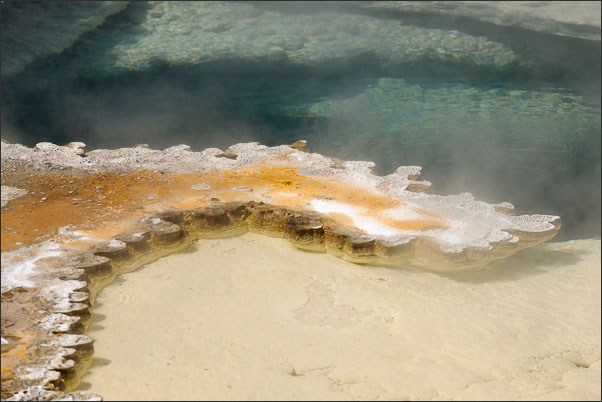 Detail am Rand des Doublet Pools im oberen Geysir Becken (Yellowstone Nationalpark, USA).<br />Nikon D3x mit AF-S NIKKOR 70?200 mm 1:2,8G ED VR II