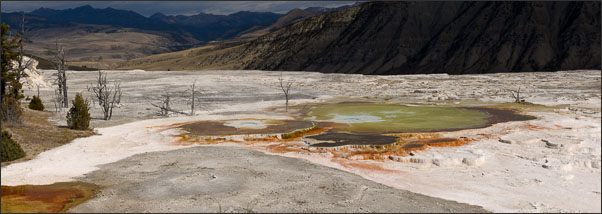 Panorama der gro�en Quellterrasse in Mammoth Hot Springs im Yellowstone Nationalpark (USA).<br />Nikon D3x mit AF-S NIKKOR 70?200 mm 1:2,8G ED VR II
