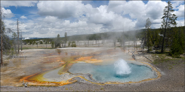 Die farbenpr�chtige Firehole Spring im Yellowstone Nationalpark (USA).<br />Nikon D3x mit AF-S NIKKOR 24?70 mm 1:2,8G ED