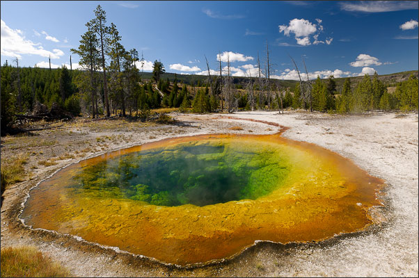 Um die Mittagszeit zeigt der Morning Glory Pool sich von der sch�nsten Seite. Panorama aus 5 Einzelaufnahmen.<br />Nikon D3x mit AF-S NIKKOR 24-70 mm 1:2,8G ED